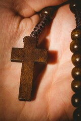 Obraz premium Hand holding rosary beads