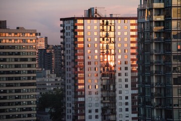 Fototapeta premium Sunlight falling on towers in city
