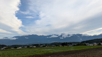 Naklejka premium 山々と雲と空