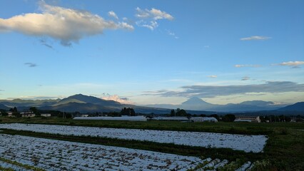 夕空と遠くに見える富士山