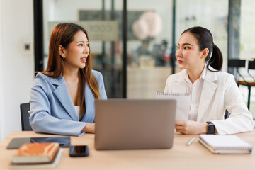 Obraz premium Financial analysts analyze business financial reports on a digital tablet planning investment project during a discussion at a meeting of corporate showing the results of their successful teamwork. 