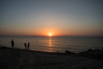 Wsch&oacute;d słońca nad morzem egejskim w Paralia Katerinis Grecja