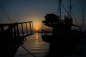 Przepiękny wschód słońca w porcie morskim Paralia Katerinis Grecja © © Jakacki