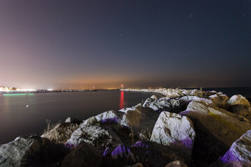 Wejście do portu morskiego nocą w Paralia Katerinis Grecja
