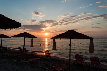  Plaża, parasole, leżaki o wschodzie słońca nad Morzem Egejskim w Paralia Katerini Grecja