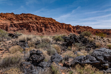 Santa Clara lava flow / basalt (Qbs) with Navajo Sandstone (Lower Jurassic), Jenny's Canyon Trail ,...
