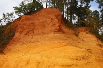 Paysage de roches en ocre, village de Roussillon, département du Vaucluse, France