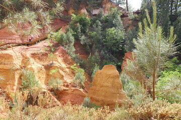 Paysage de roches en ocre, village de Roussillon, département du Vaucluse, France