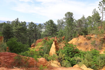 Paysage de roches en ocre, village de Roussillon, département du Vaucluse, France