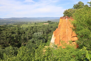 Paysage de roches en ocre, village de Roussillon, département du Vaucluse, France