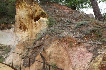 Paysage de roches en ocre, village de Roussillon, département du Vaucluse, France