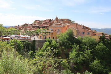 Vue d'ensemble du village, village de Roussillon, département du Vaucluse, France