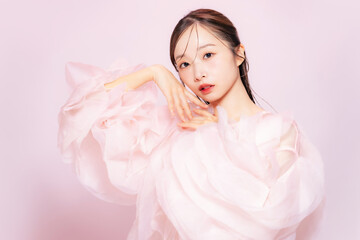 女性の美容ポートレート　スキンケア　コスメ