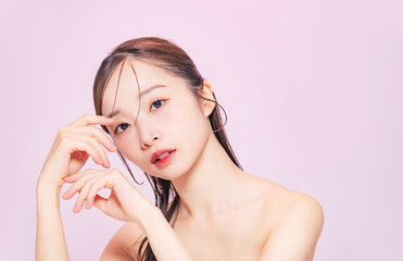 女性の美容ポートレート　スキンケア　コスメ