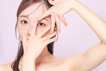 女性の美容ポートレート　スキンケア　コスメ