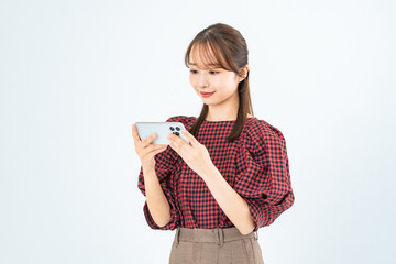 スマホを見るカジュアルウェアの女性
