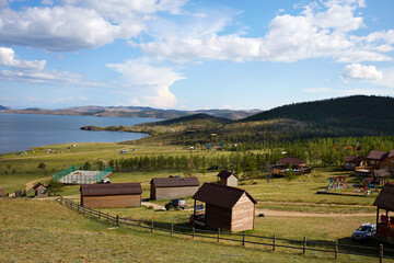 Obraz premium Beautiful wooden houses dot the landscape overlooking a calm lake