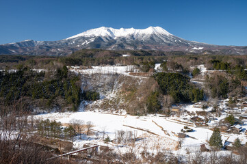 高原から望む冠雪の御嶽山