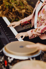 Homme jouant au piano avec son groupe de musiciens