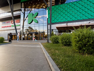 A large green building with a large letter K on it. This is the Kuzminki Mall shopping center. Russia. Moscow. 21.06.25