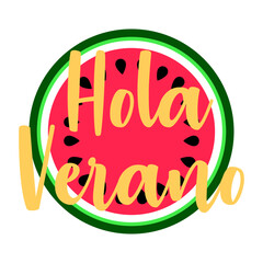 Concepto de vacaciones y viajes. Texto hola verano en español en sandía cortada por la mitad  © teracreonte