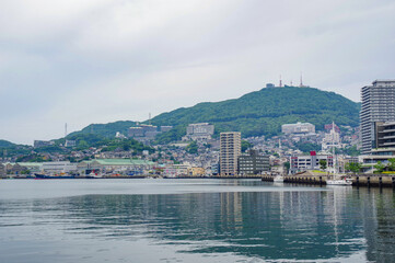 Fototapeta premium 長崎港の岸壁から見る稲佐山と都市景観