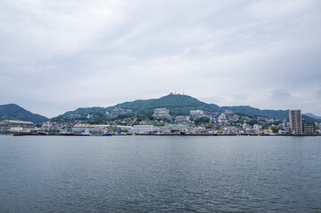 Fototapeta premium 長崎港の岸壁から見る稲佐山と都市景観