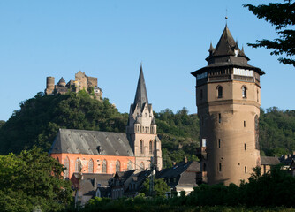 Fototapeta premium Schönburg, Liebfrauenkirche und Haagsturm in Oberwesel am Abend