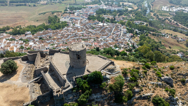 Vista a&eacute;rea del castillo de Jimena de la Frontera en el parque natural de los alcornocales en la provincia de C&aacute;diz, Andaluc&iacute;a	