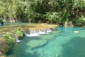 グアテマラの奥地にある清らかな泉