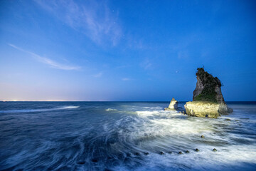 夕暮れの千葉県いすみ市の夫婦岩