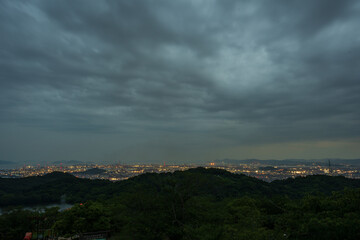 日本の岡山県倉敷市の種松山から見た美しい夜景