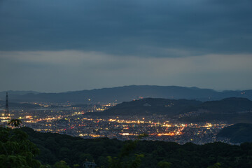 日本の岡山県倉敷市の種松山から見た美しい夜景