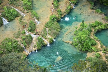 セムクチャンペイで遊ぶツーリストたち