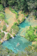 セムクチャンペイで遊ぶツーリストたち