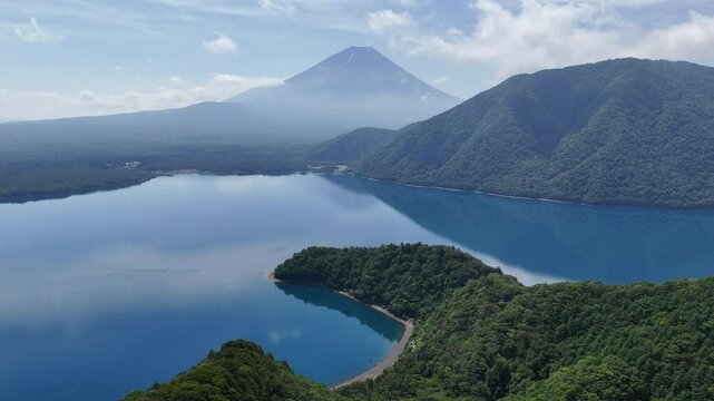 本栖湖、富士山、南アルプスの空撮映像です。本栖湖は富士五湖で一番深く、透明度の高い湖です。