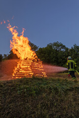 Feuerwehrmann im Einsatz beim Sonnwendfeuer im Lenninger Tal. 