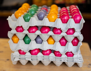 Huevos de colores en mercado