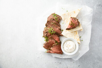 Roast beef with pita bread and sauce