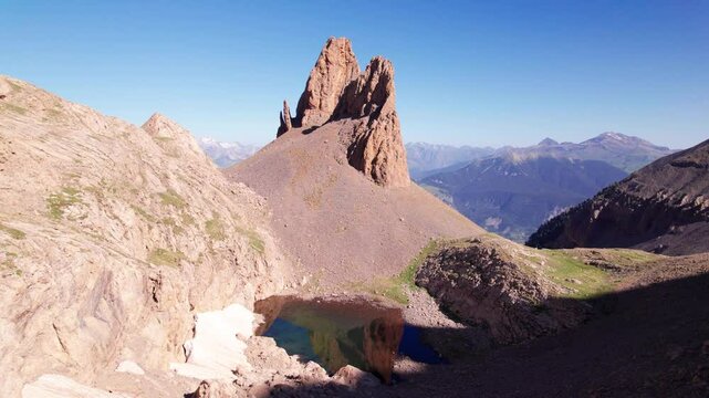 Aerial 4K drone footage of Agujas de Lavasar and glacial Ib&oacute;n in the remote Pyrenees of Arag&oacute;n, dramatic rocky landscape and vast mountain horizon in Chistau Valley, Cotiella Massif, Spain

&iquest;Te gustar