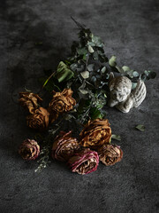 薔薇のドライフラワーと石の天使