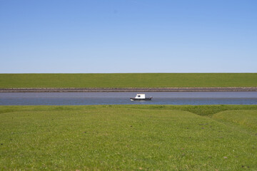 Horizontale Ruhe am Hafenkanal von Husum
