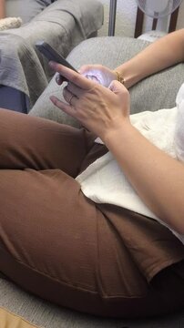 Mujer usando aplicaci&oacute;n de citas online por tel&eacute;fono m&oacute;vil 