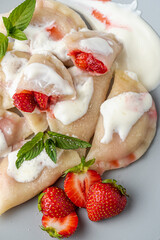 pierogi z truskawkami, pierogi, owoce, truskawki, mięta, śmietana, ciasto, obiad, pyszne, świeże, owoce, catering, gorące, bar, restauracja