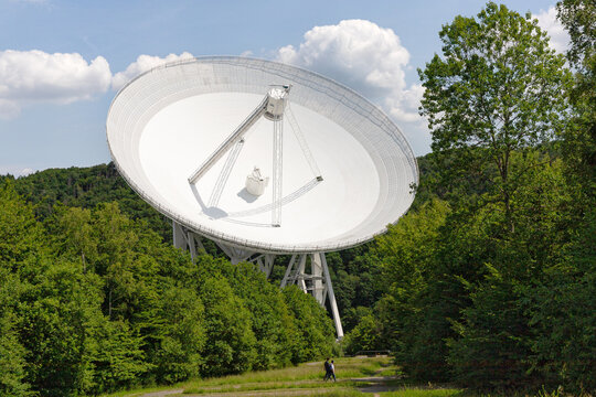 Radioteleskop Effelsberg im Ahrgebirge in der Eifel