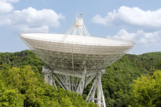 Radioteleskop Effelsberg im Ahrgebirge in der Eifel