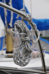 Tau an einem Segelboot