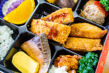 日本で撮影したおいしそうな割子弁当の写真。仕出し弁当。
