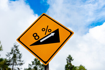 日本の勾配の道路標識の写真。