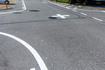 日本で撮影した信号のない交差点の写真。交通イメージ。